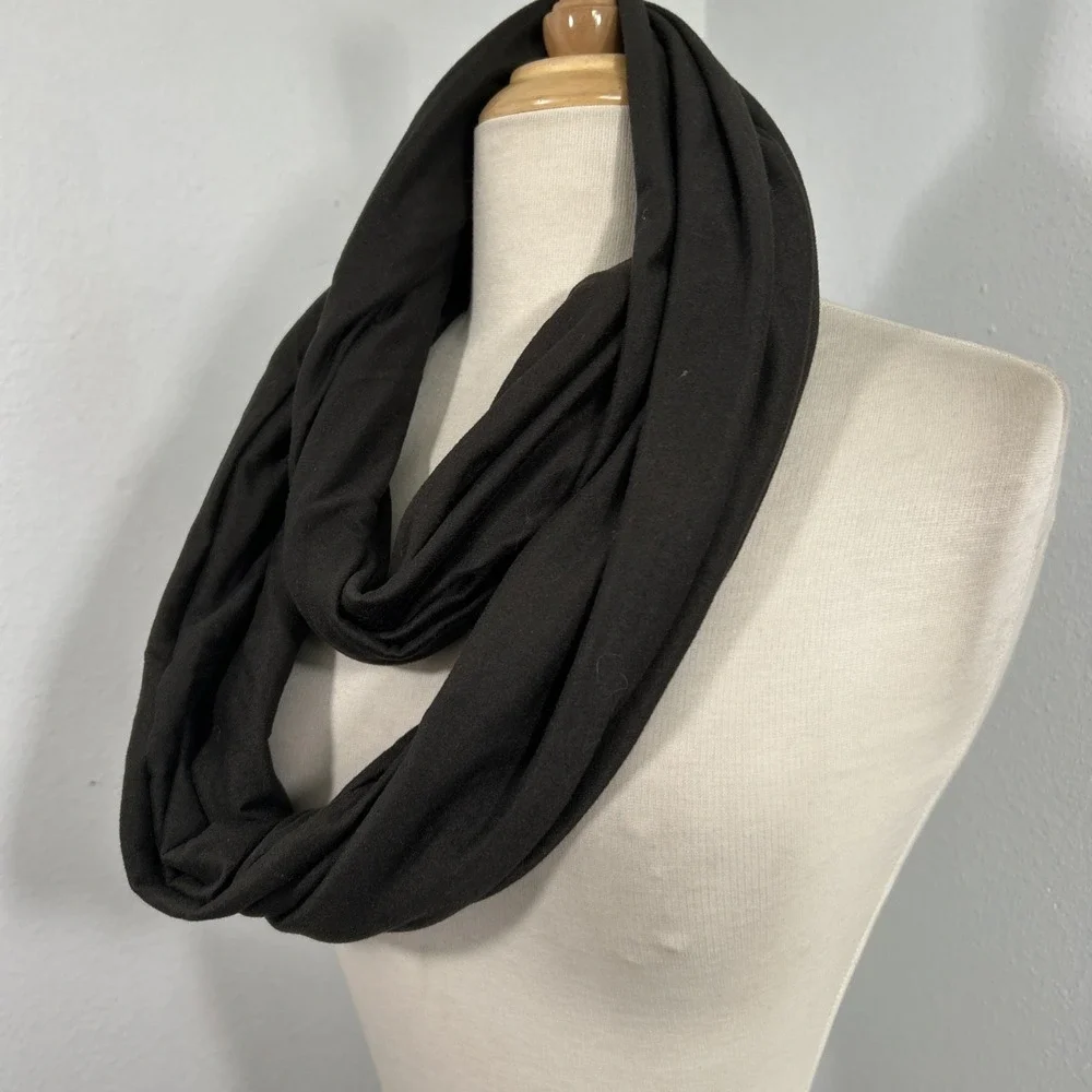 Beyond Yoga Pocket Infinity Scarf Womens OS Charcoal Gray Cozy Warm Travel‎ Wrap